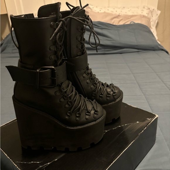 NWOT Traitor Platform Combat boots. - Picture 4 of 4